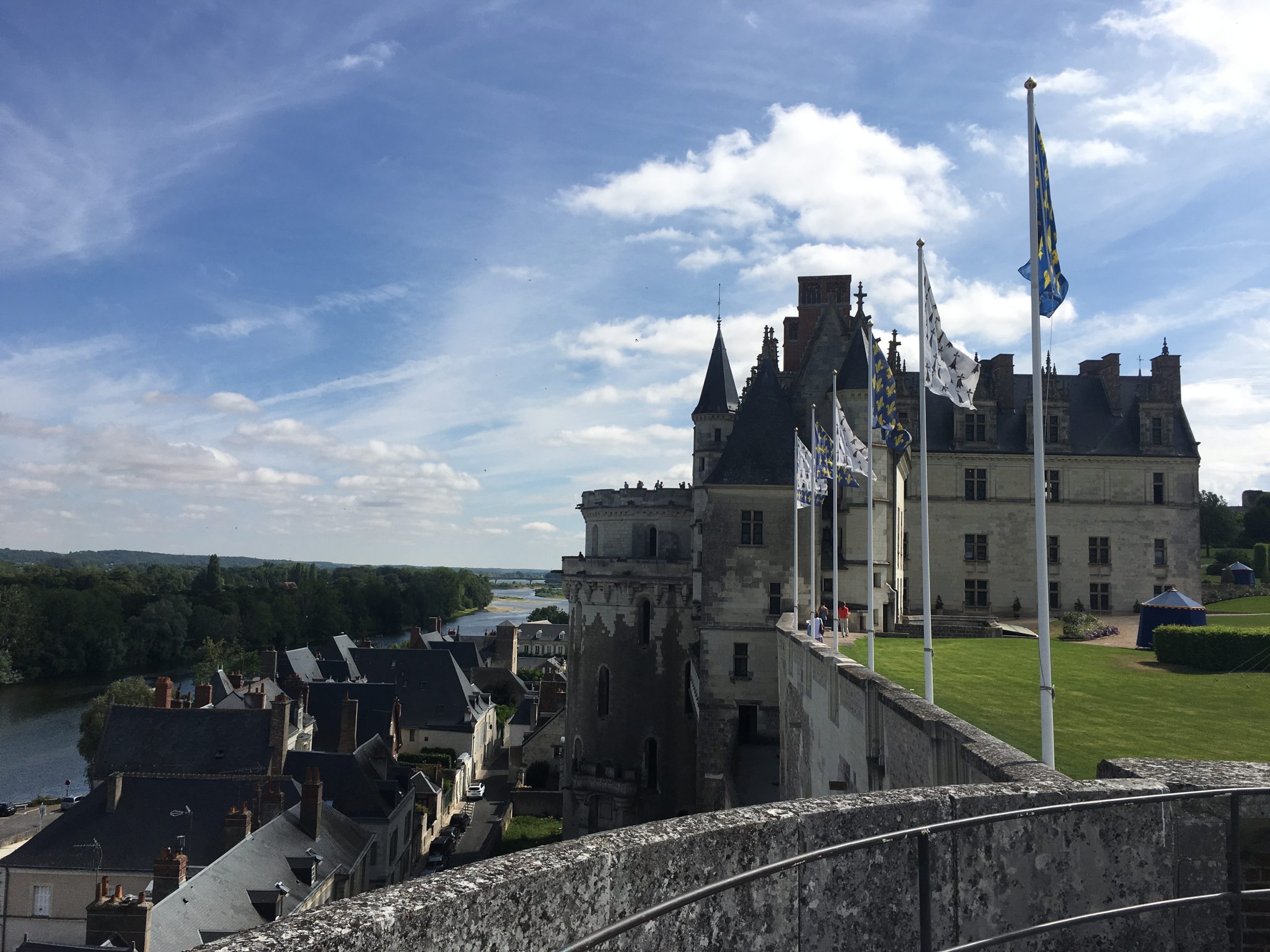 Vue depuis les remparts du château royal d'Amboise sur la Loire – excursion culturelle pour groupes FLE en Val de Loire