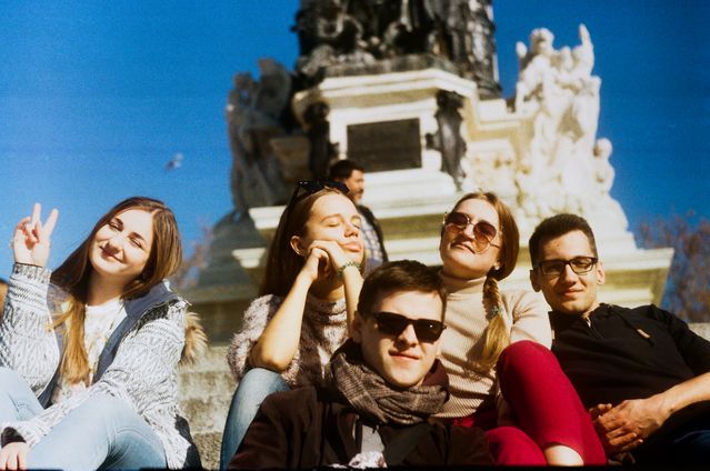 Séjour linguistique à Paris : groupe de jeunes face à Notre-Dame depuis la Seine
