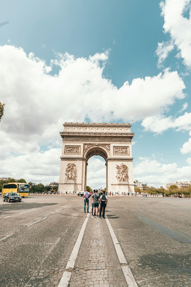 Séjour linguistique à Paris : groupe de visiteurs devant l’Arc de Triomphe