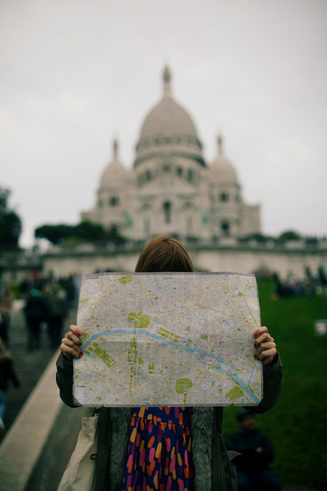 Séjour linguistique à Paris : plan de la ville tenu devant la basilique du Sacré-Cœur